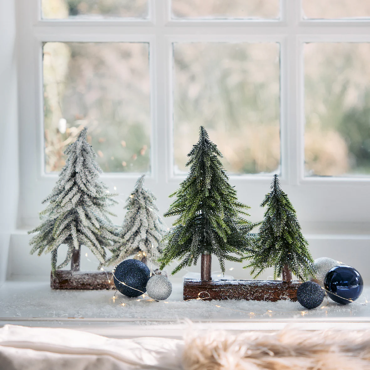 Alberelli di Natale innevati con base in legno in PE Effetto Real Touch h 23 cm - immagine 4